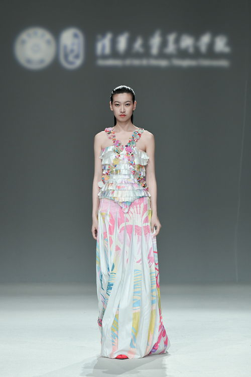 清華美院2023屆服裝與服飾設(shè)計(jì)專業(yè)畢設(shè)發(fā)布會(huì)舉行